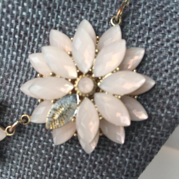 💗🏆💗Goldtone/Lt. Pink Statement Necklace💗🏆💗 - Picture 3 of 5